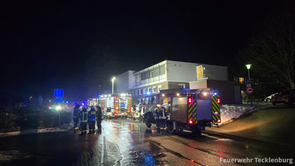 Feuer in Wohnungsunterkunft in Tecklenburg: Brand löst Großeinsatz der Feuerwehr in Tecklenburg aus - 26 Bewohner gerettet