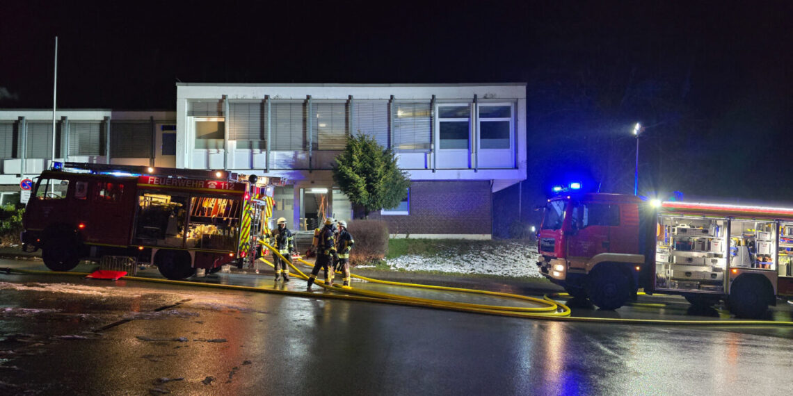Feuer in Wohnungsunterkunft in Tecklenburg: Brand löst Großeinsatz der Feuerwehr in Tecklenburg aus - 26 Bewohner gerettet