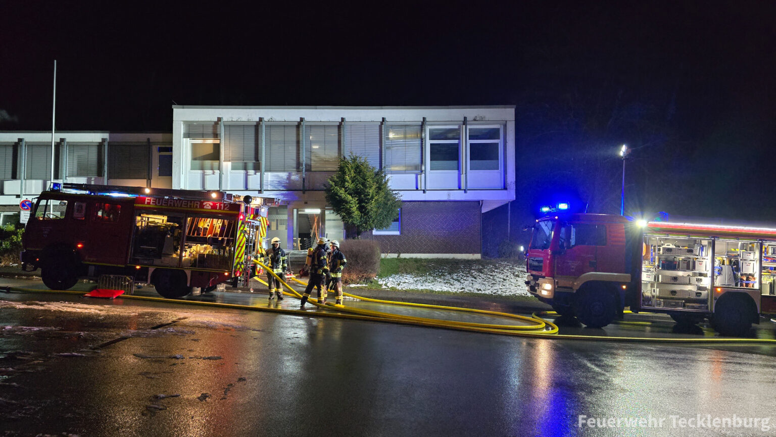 Feuer in Wohnungsunterkunft in Tecklenburg: Brand löst Großeinsatz der Feuerwehr in Tecklenburg aus - 26 Bewohner gerettet