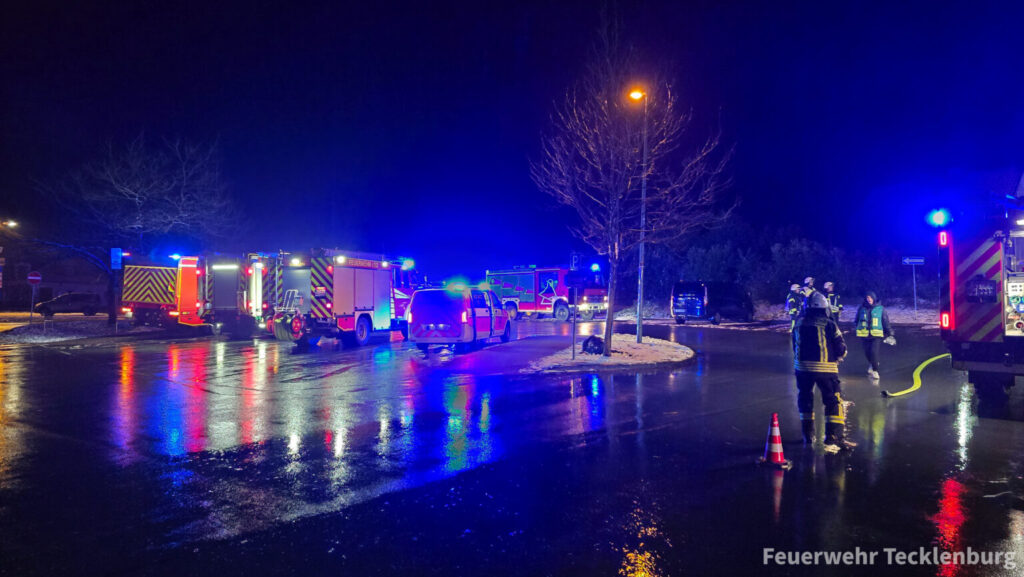 Feuer in Wohnungsunterkunft in Tecklenburg: Brand löst Großeinsatz der Feuerwehr in Tecklenburg aus - 26 Bewohner gerettet