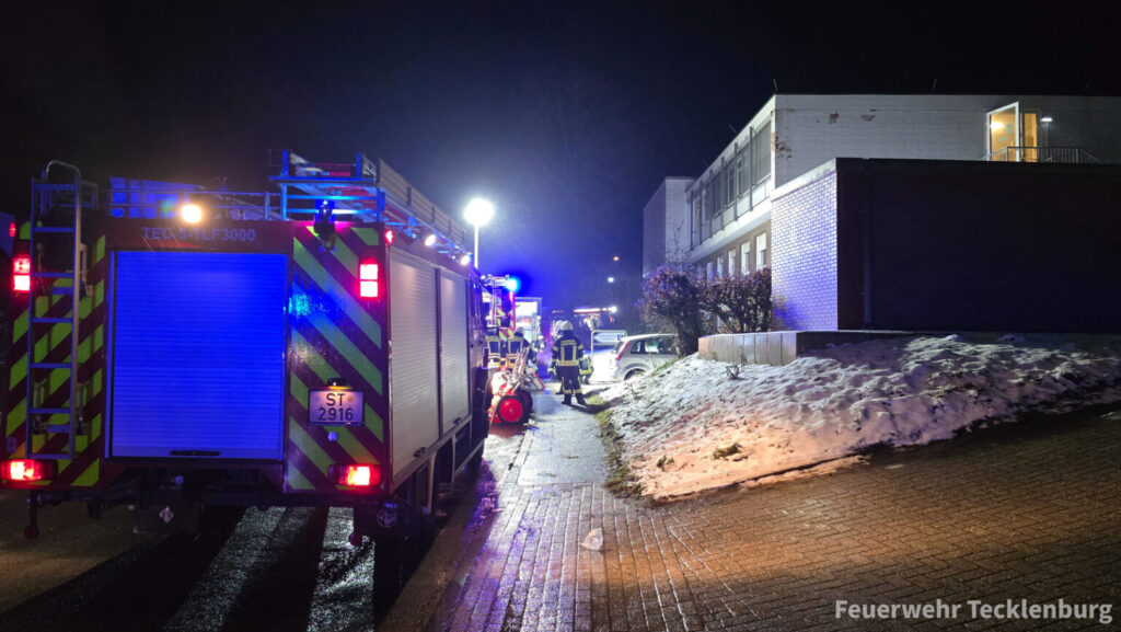 Feuer in Wohnungsunterkunft in Tecklenburg: Brand löst Großeinsatz der Feuerwehr in Tecklenburg aus - 26 Bewohner gerettet
