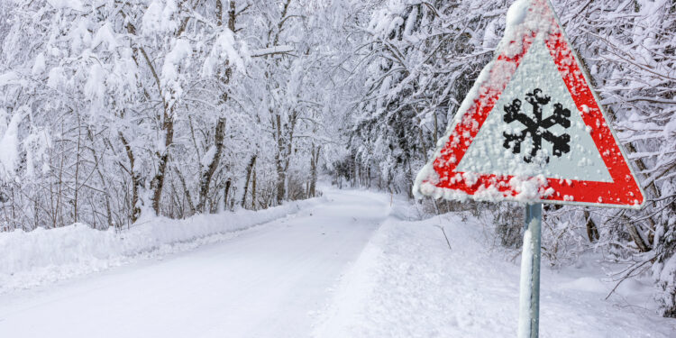 Schneefall und Glätte auf der Straße in Tecklenburg