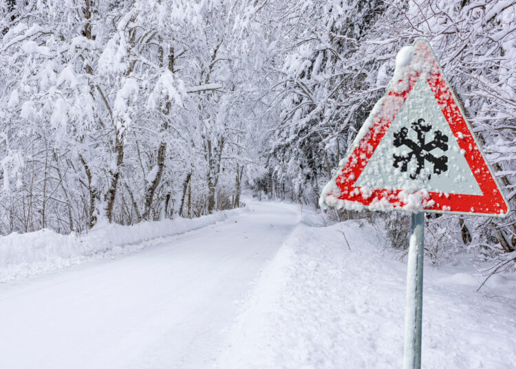 Schneefall und Glätte auf der Straße in Tecklenburg