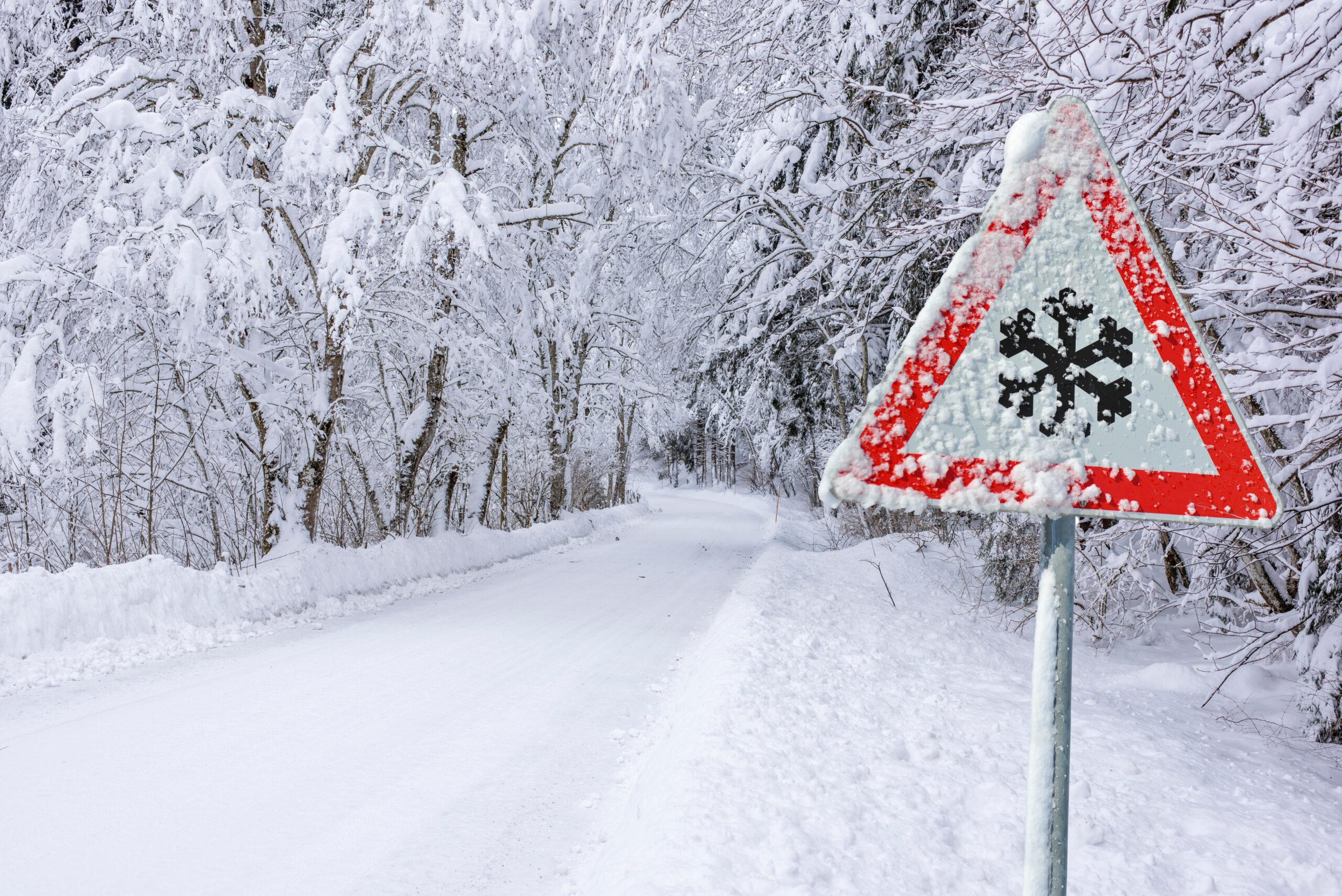 Schneefall und Glätte auf der Straße in Tecklenburg
