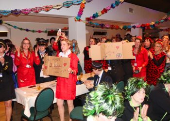 Weiberfastnacht in Brochterbeck: 200 Frauen feiern in der historischen Gaststätte Franz in Tecklenburg-Brochterbeck,