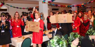 Weiberfastnacht in Brochterbeck: 200 Frauen feiern in der historischen Gaststätte Franz in Tecklenburg-Brochterbeck,