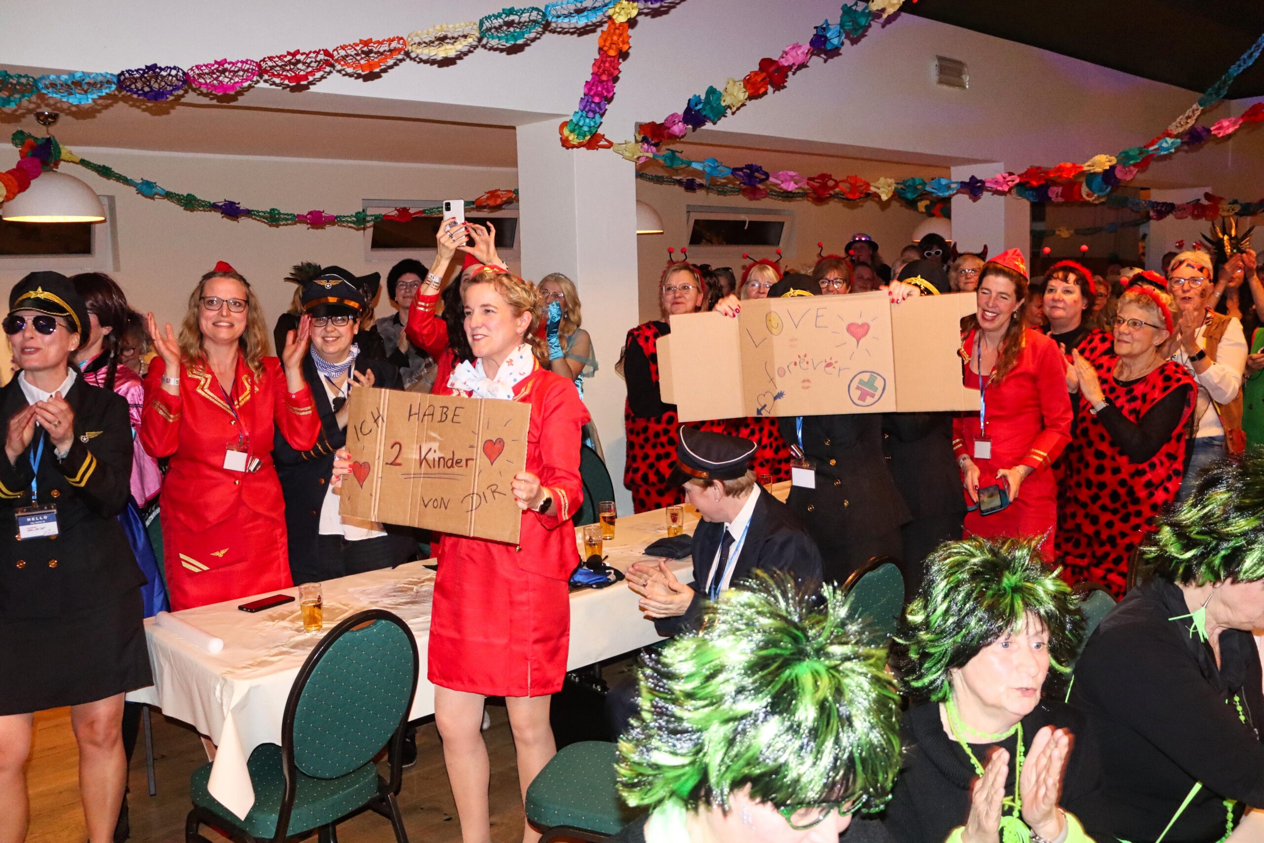 Weiberfastnacht in Brochterbeck: 200 Frauen feiern in der historischen Gaststätte Franz in Tecklenburg-Brochterbeck,