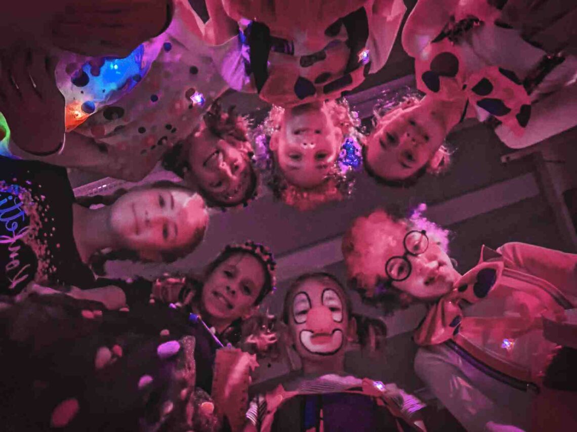 150 Kinder feierten in der Sporthalle in Brochterbeck beim BSV Kinderkarneval in Tecklenburg.