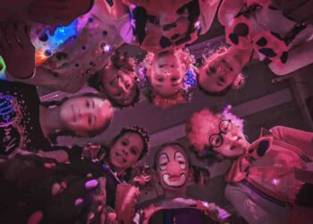 150 Kinder feierten in der Sporthalle in Brochterbeck beim BSV Kinderkarneval in Tecklenburg.