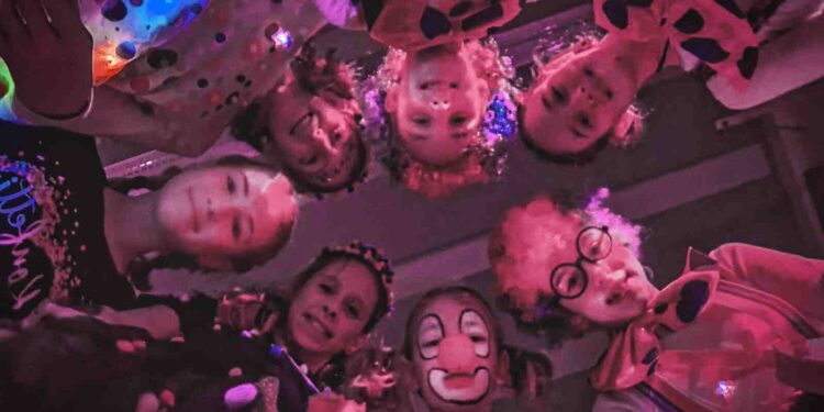 150 Kinder feierten in der Sporthalle in Brochterbeck beim BSV Kinderkarneval in Tecklenburg.