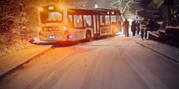 Tecklenburg im Winterchaos: Verungückte Zeitungszustellerin auf dem Weg nach Leeden, festgefahrener Bus in Tecklenburg