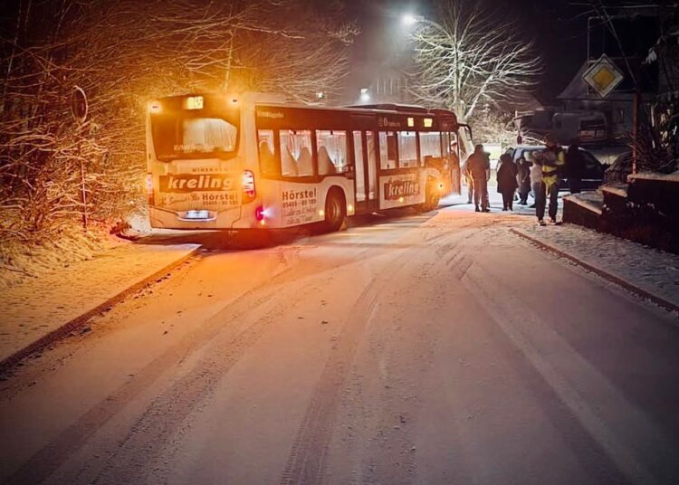 Tecklenburg im Winterchaos: Verungückte Zeitungszustellerin auf dem Weg nach Leeden, festgefahrener Bus in Tecklenburg
