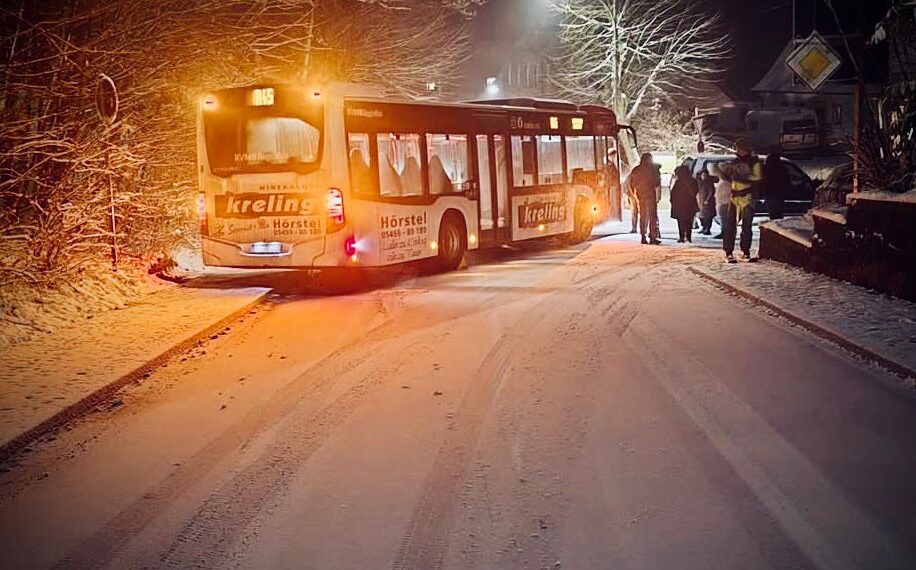 Tecklenburg im Winterchaos: Verungückte Zeitungszustellerin auf dem Weg nach Leeden, festgefahrener Bus in Tecklenburg