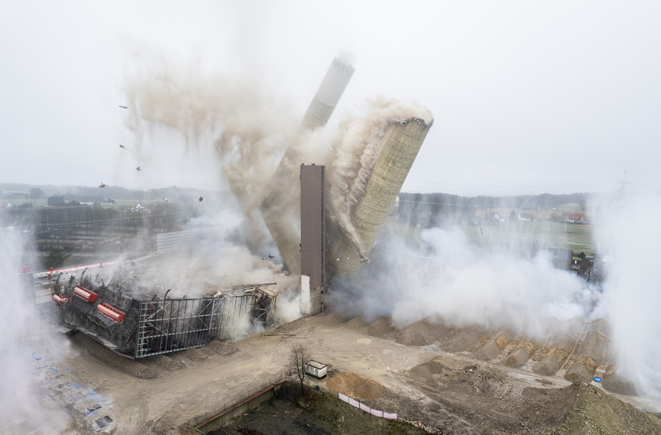 Kaminsprengung Ibbenbüren: Der Schornstein beim ehemaligen Kraftwerk Ibbenbüren im Münsterland fällt - Livestream aus Tecklenburg von RBO zum nachschauen
