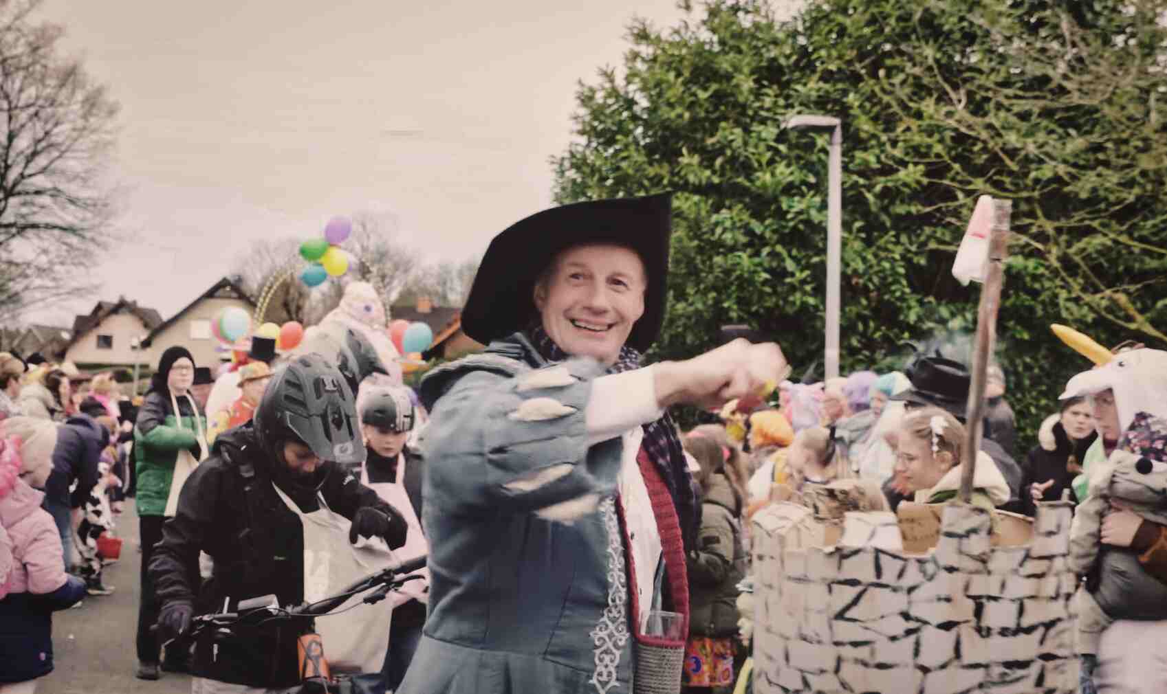 Leedener Bollerwagenumzug mit politischen Statements - Video