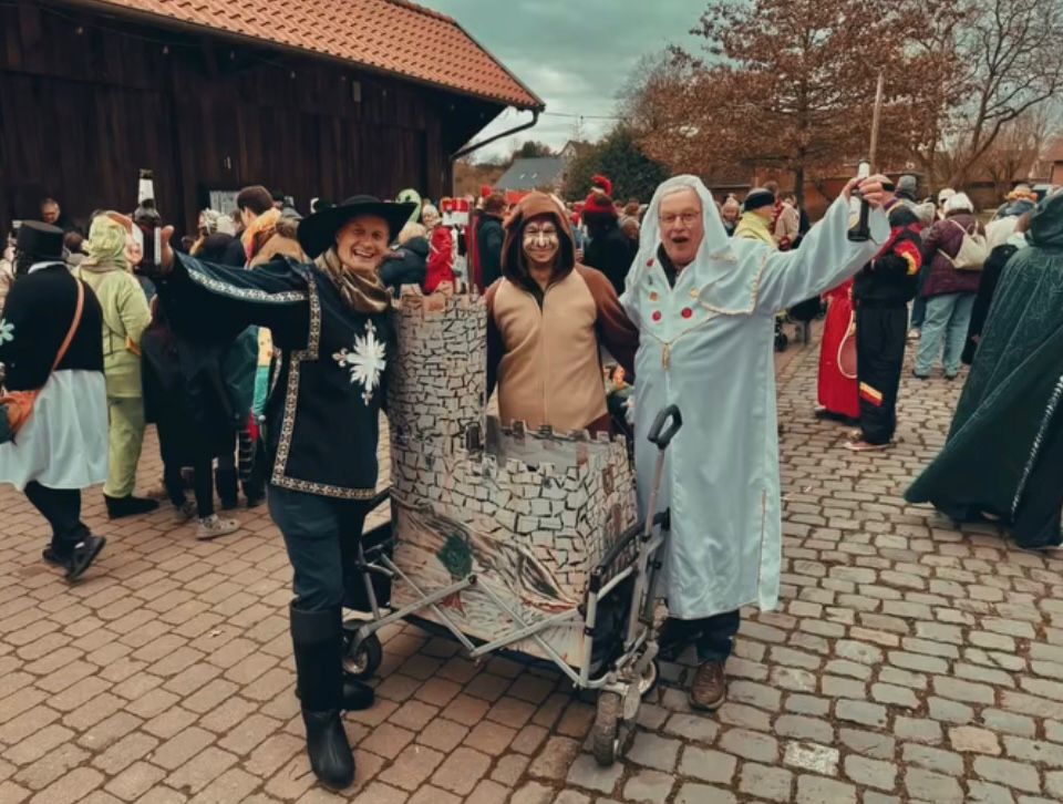 In Teklenburg-Leeden wird Karneval gefeiert: Bürgermeister Stefan Streit und Gerhard Wellemeyer von der IG Leeden auf dem Karnevalsumzug.