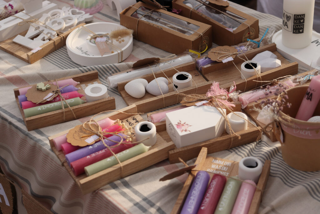 Frühjahrsschau Brochterbeck: XXL-Fahrzeugmeile, offene Läden