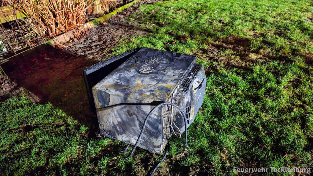 Flammen in Leeden: Mikrowelle gerät in Küche in Brand - Wohnhaus nicht bewohnbar