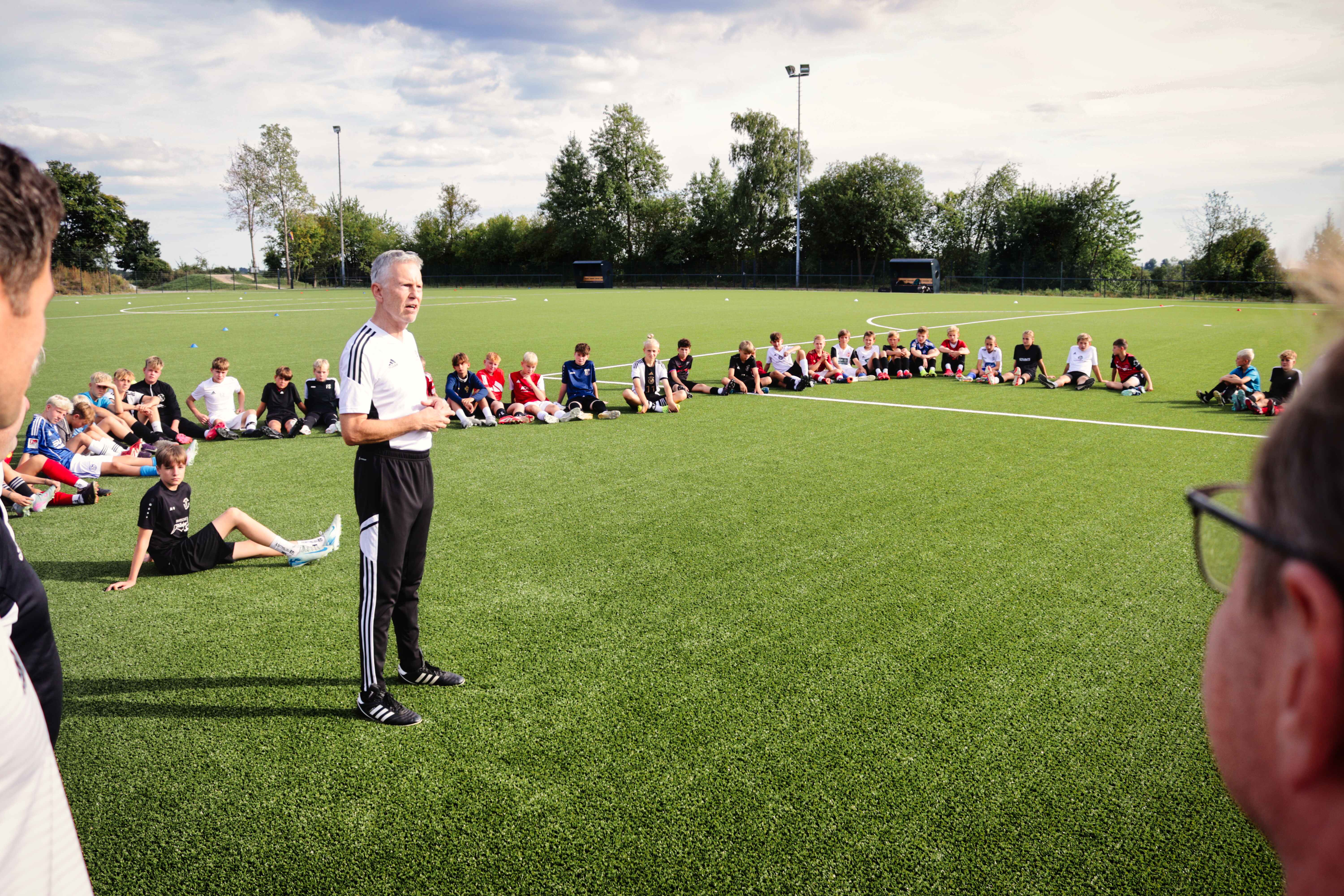 Ganz offiziell DFB-Stützpunkt: Was der Kunstrasenplatz alles für Vorteile bringt …