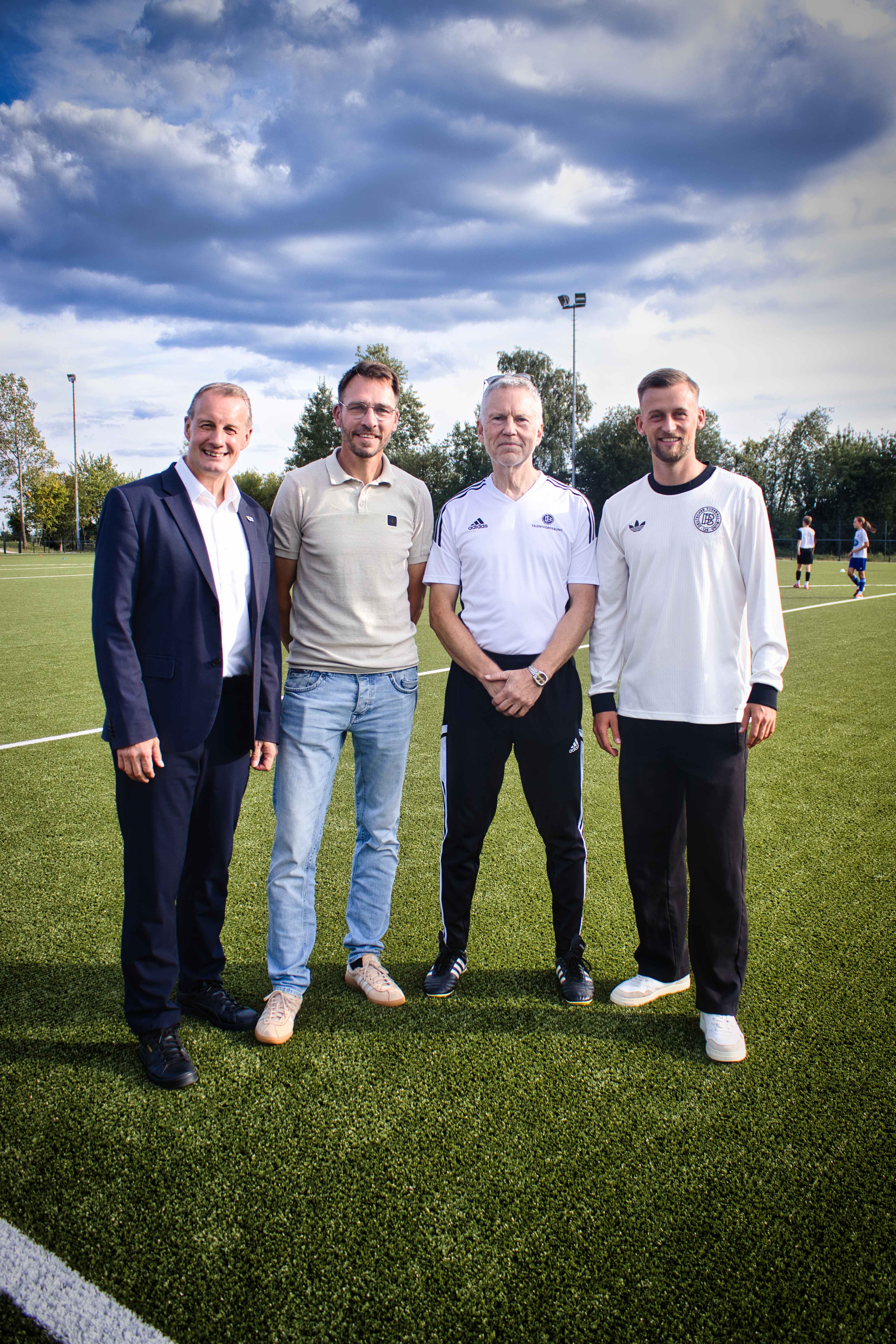 Ganz offiziell DFB-Stützpunkt: Was der Kunstrasenplatz alles für Vorteile bringt …