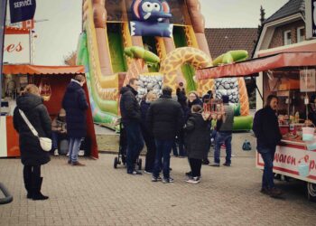 Frühjahrsschau Brochterbeck: XXL-Fahrzeugmeile, offene Läden