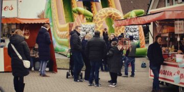 Frühjahrsschau Brochterbeck: XXL-Fahrzeugmeile, offene Läden