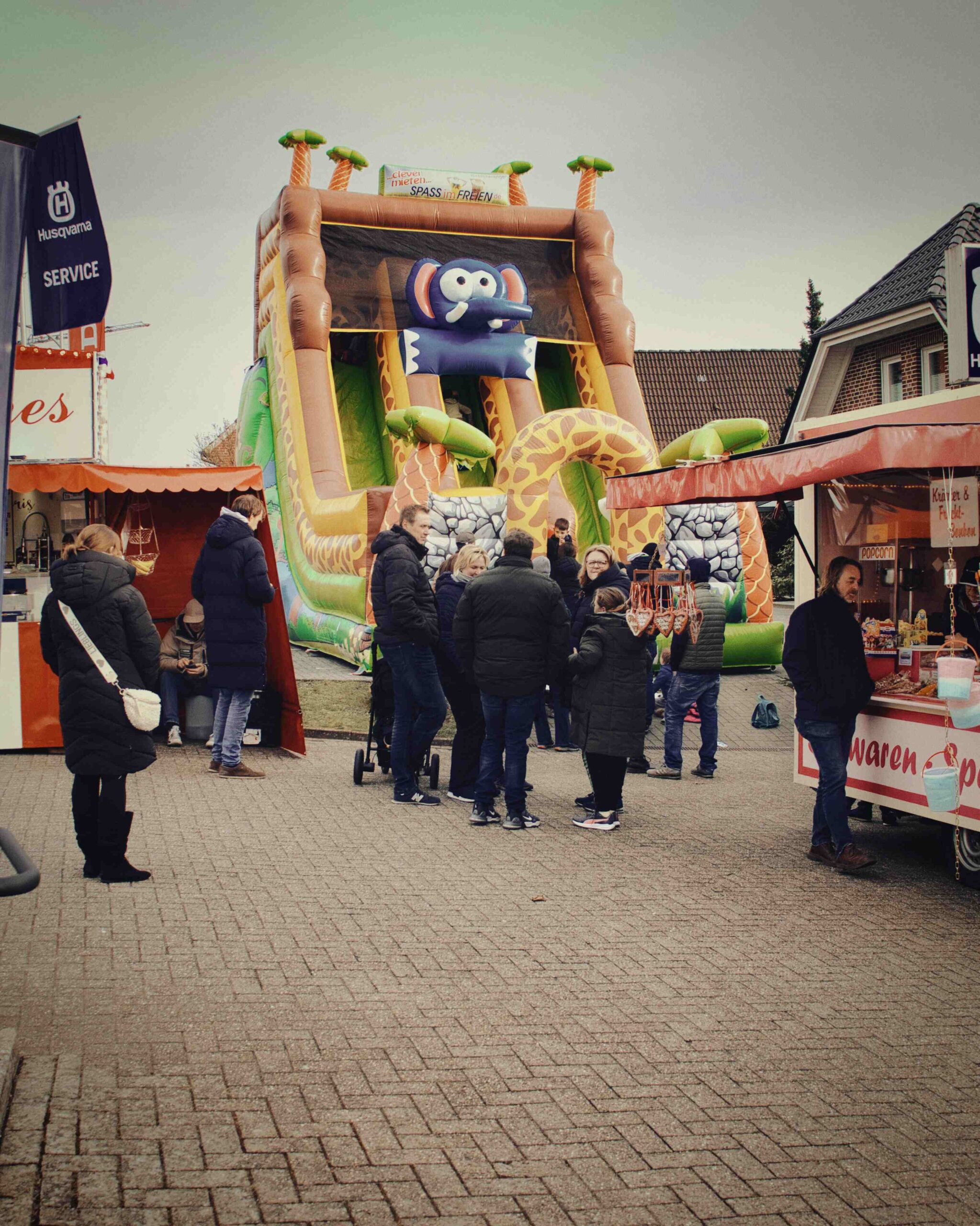 Frühjahrsschau Brochterbeck: XXL-Fahrzeugmeile, offene Läden