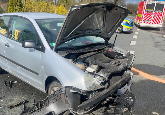 Verkehrsunfall in Leeden; Osnabrücker Straße gesperrt - Auto steht auf der Straße