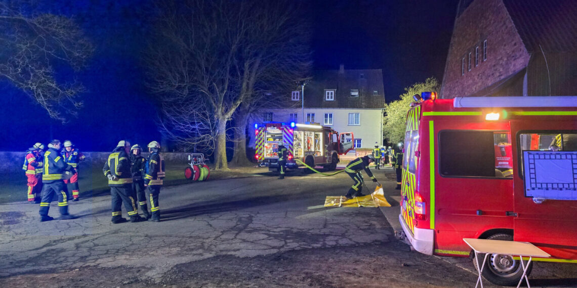 Flammen in Leeden: Mikrowelle gerät in Küche in Brand - Wohnhaus nicht bewohnbar