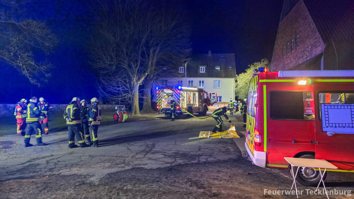 Flammen in Leeden: Mikrowelle gerät in Küche in Brand - Wohnhaus nicht bewohnbar