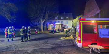 Flammen in Leeden: Mikrowelle gerät in Küche in Brand - Wohnhaus nicht bewohnbar