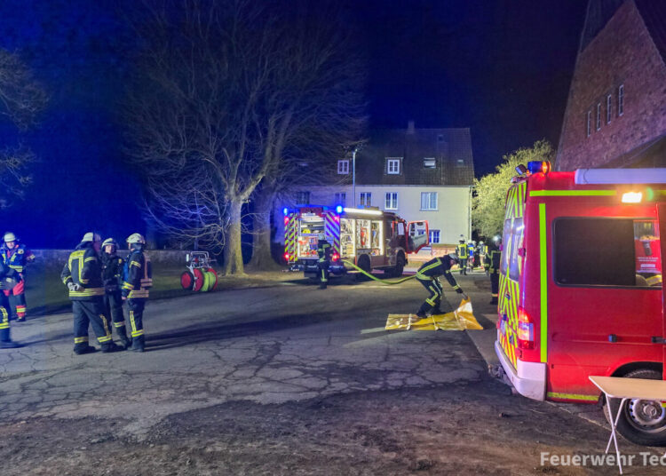 Flammen in Leeden: Mikrowelle gerät in Küche in Brand - Wohnhaus nicht bewohnbar