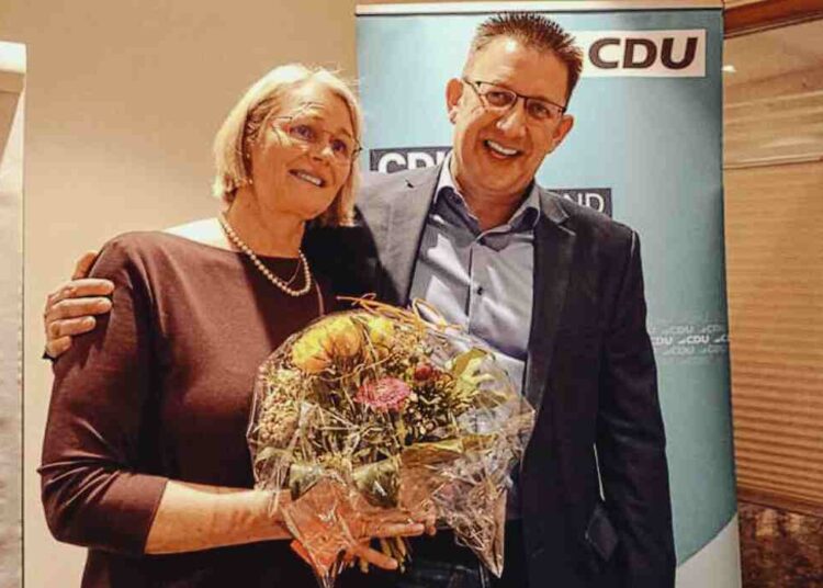 CDU Tecklenburg: Wechsel an der Spitze - Anja Karliczek aus Tecklenburg-Brochterbeck als Vorsitzende verabschiedet, Alexander Plato (r.) übernimmt