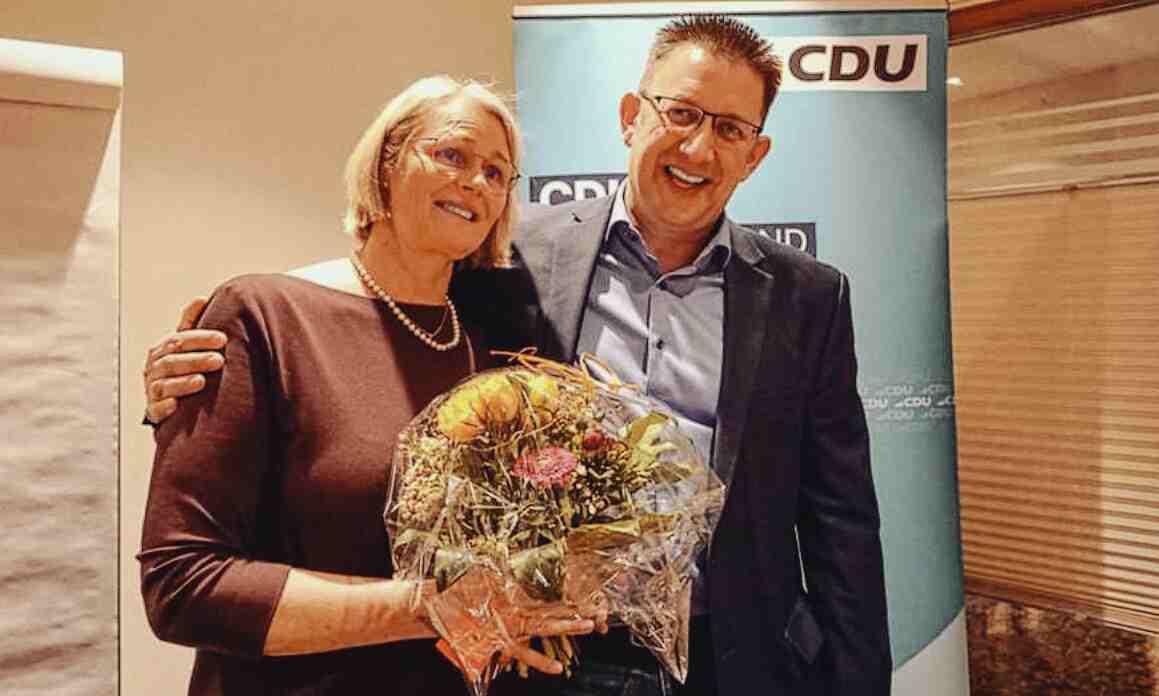 CDU Tecklenburg: Wechsel an der Spitze - Anja Karliczek aus Tecklenburg-Brochterbeck als Vorsitzende verabschiedet, Alexander Plato (r.) übernimmt