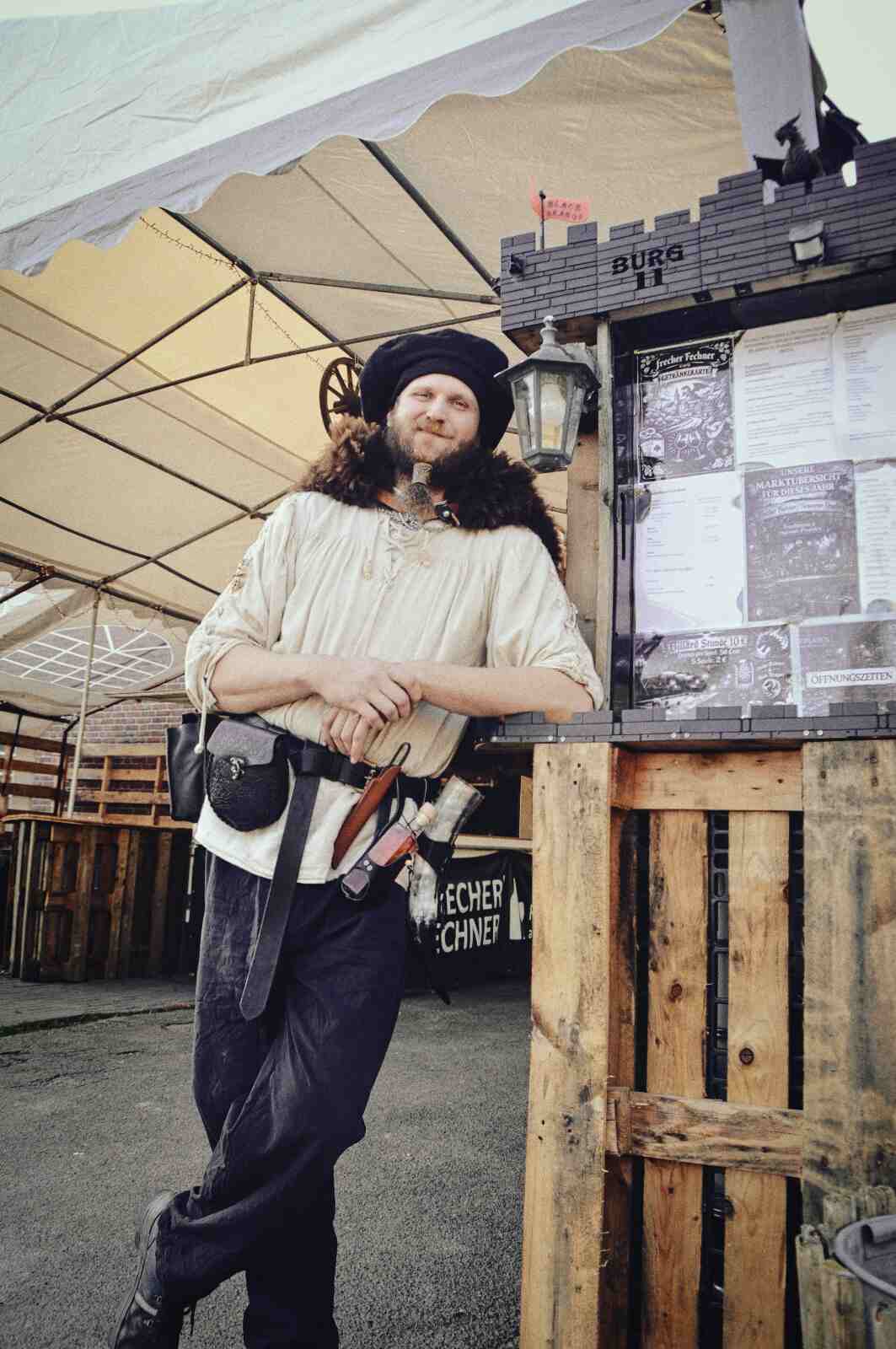 Florian Fechner aus Brochterbeck vor seinem FrecherFechner Fruchtweine laden in Tecklenburg-Brochterbeck