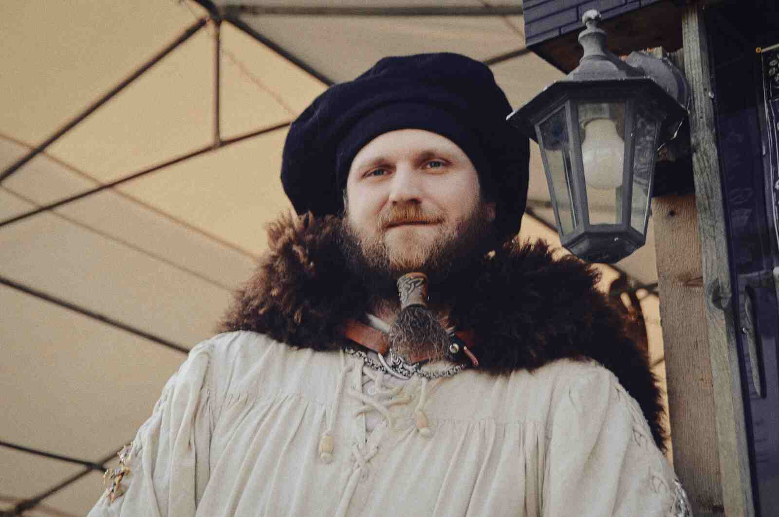 Florian Fechner aus Brochterbeck vor seinem FrecherFechner Fruchtweine laden in Tecklenburg-Brochterbeck