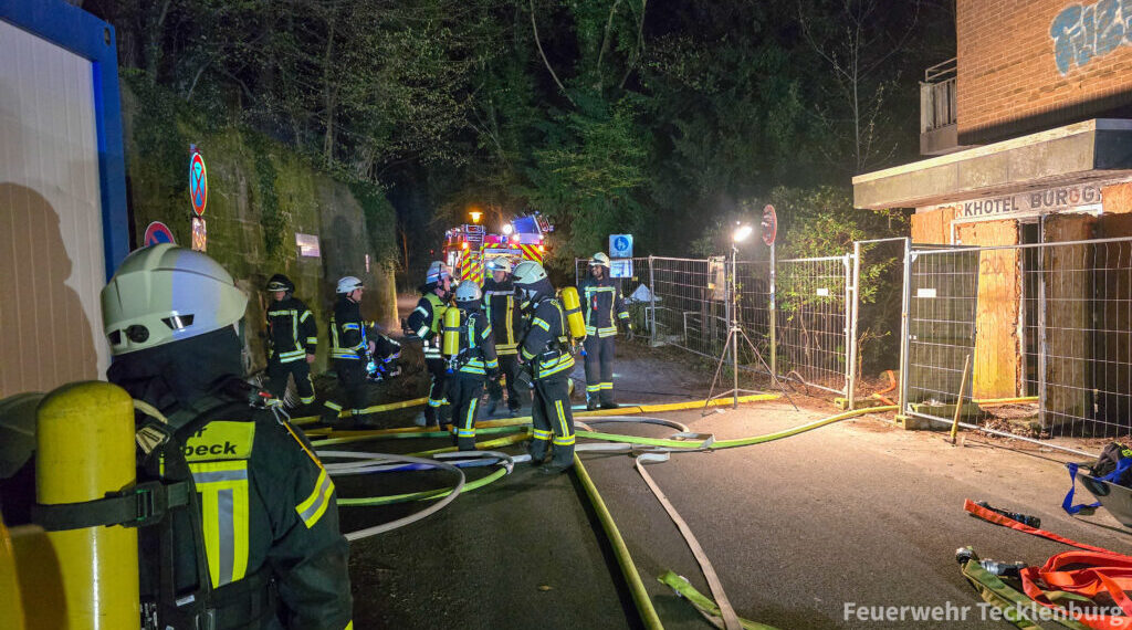 Flammen lodern aus Hotel Burggraf in Tecklenburg-Großeinsatz
