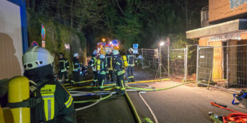 Flammen lodern aus Hotel Burggraf in Tecklenburg-Großeinsatz