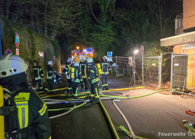 Flammen lodern aus Hotel Burggraf in Tecklenburg-Großeinsatz