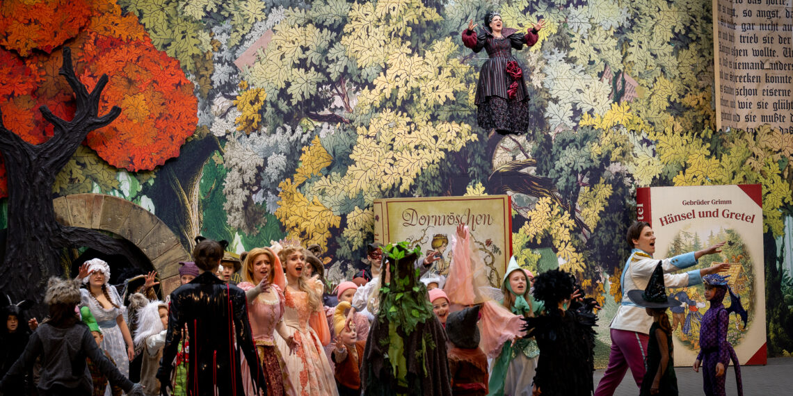 Snow White and Me - Endora (Lisa Kolada) und die Bewohner des Märchenlands_Foto Daniel Lagerpusch