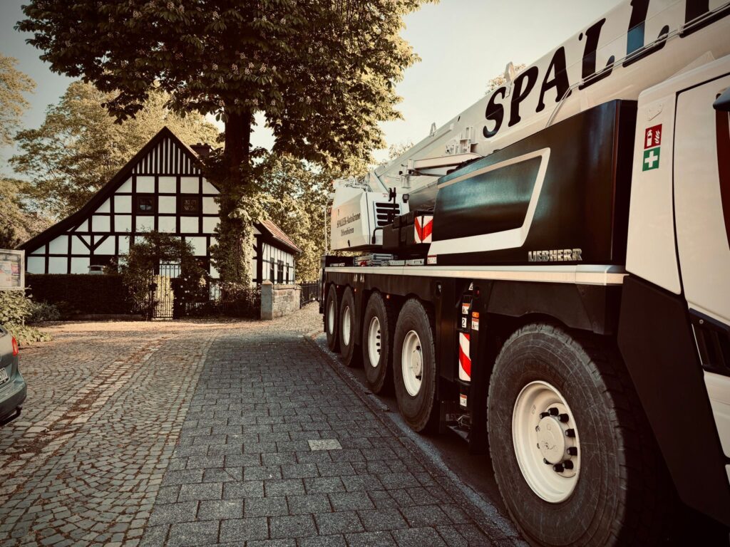 Brochterbecker Bühne im Mühlenteich wurde per Autokran zu Überholungsarbeiten rausgehoben