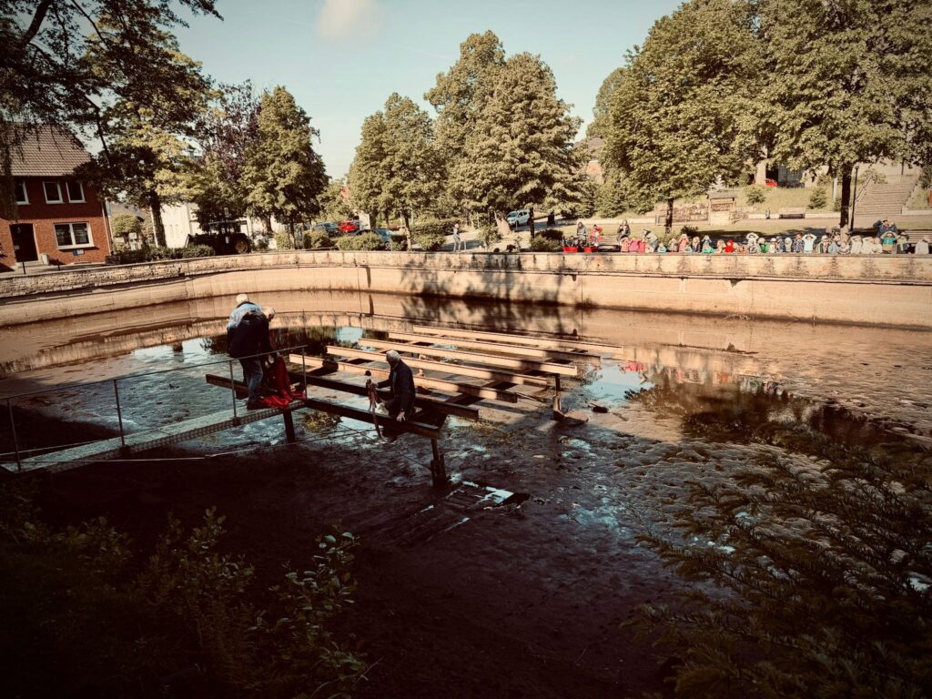 Brochterbecker Bühne im Mühlenteich wurde per Autokran zu Überholungsarbeiten rausgehoben