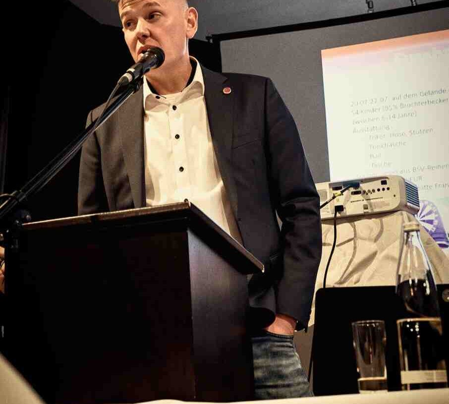 Sebastian Schürmann vom Brochterbecker Sportverein präsentiert das neue BSV-Fußballcamp in Tecklenburg-Brochterbeck im Sommer 2026.