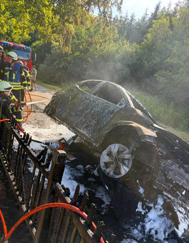 Leeden: PKW brennt komplett aus - Feuerwehr Tecklenburg im Einsatz