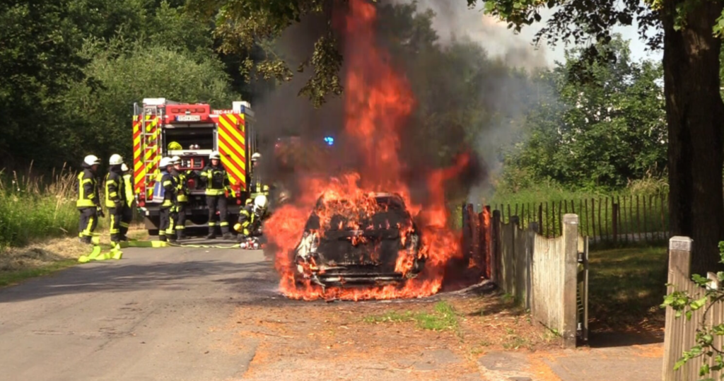 Leeden: PKW brennt komplett aus - Feuerwehr Tecklenburg im Einsatz