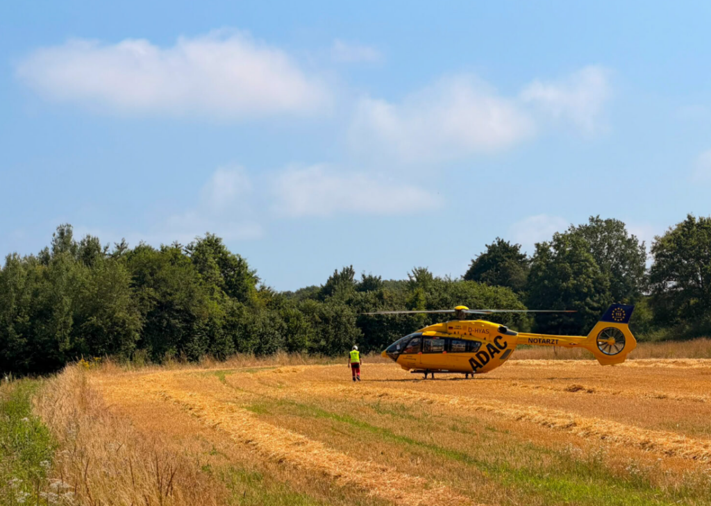 Rettungshubschrauber in Leeden: Auto landet in Straßengraben