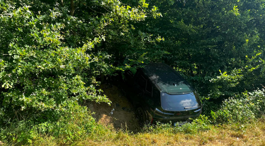 Rettungshubschrauber in Leeden: Auto landet in Straßengraben
