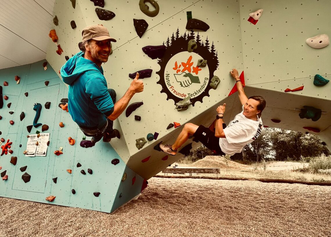 Thomas und Julia Sprekelmeyer-Heukamp von den Naturfreunden Tecklenburg freuen sich auf den Activity-Tag im Activity-Park Brochterbeck mit Einweihung des Boulderblocks.