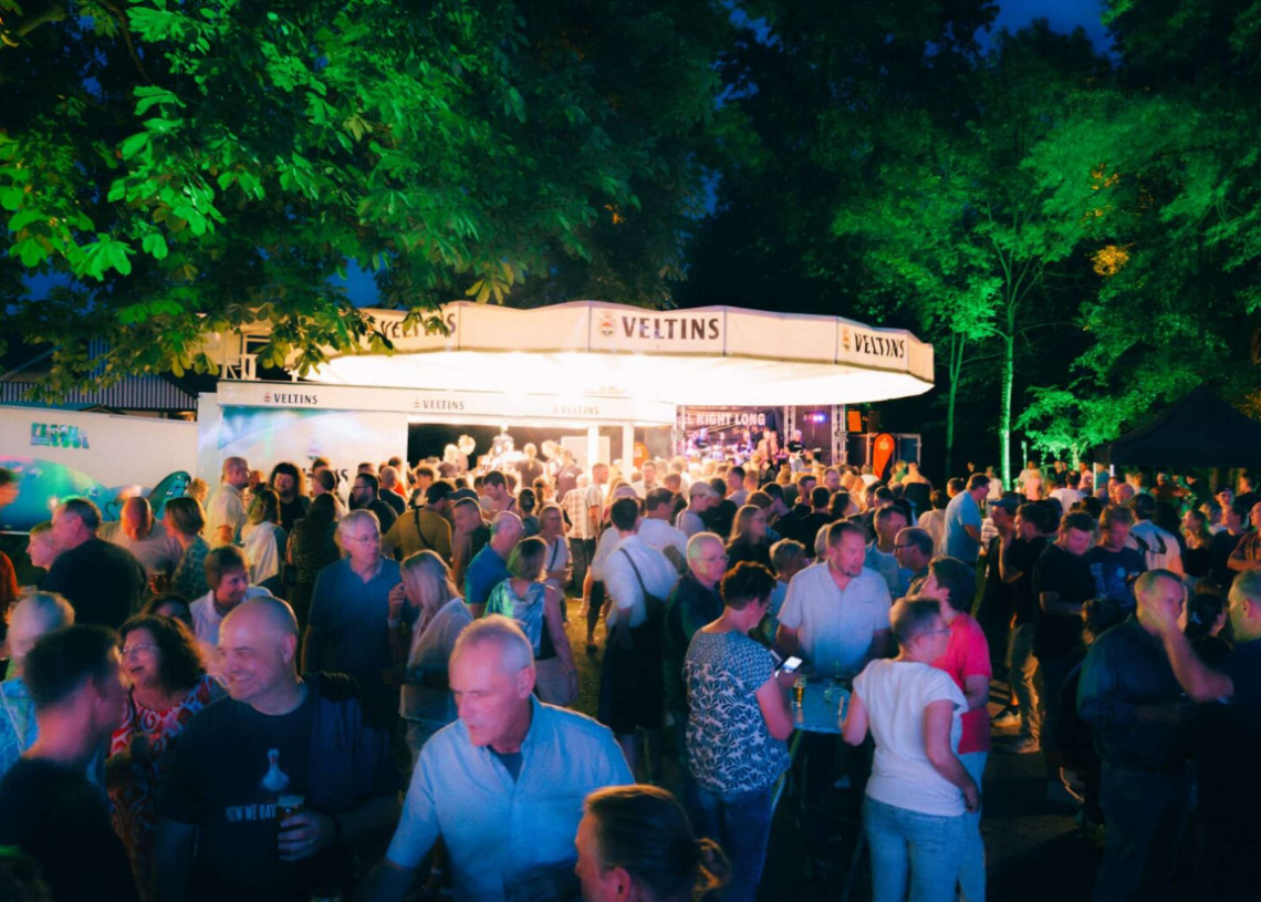 Viele Menschen stehen um Bierstand bei Kirmes in Tecklenburg-Brochterbeck
