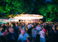 Viele Menschen stehen um Bierstand bei Kirmes in Tecklenburg-Brochterbeck